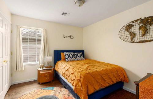 Newark Gem Pearl 3BR, 2BA - Sleeps 10 - Walk to Prudential Center and Newark Penn Station, Near EWR and American Dream Mall, includes WiFi - Laundry - Backyard - Gym - Foto 21