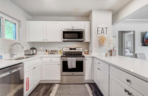 Newly Built 3BD Retreat w Mtn Views & Game Room - Foto 16
