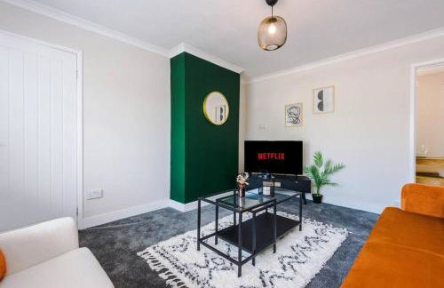 Cheerful 3 bedroom home with parking near Chester - Photo 44