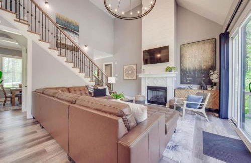 5BR Farmhouse Lake Retreat Pool Hot Tub Theater - Foto 59