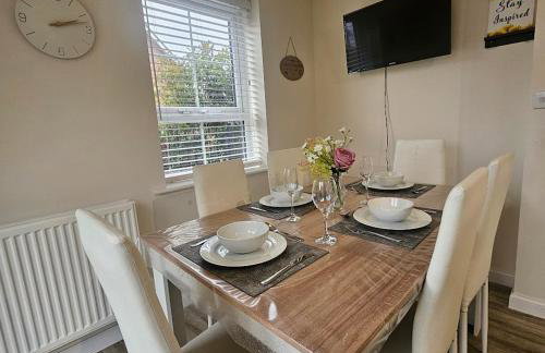 Modern Comfy 3 Bed Home - Free 2 space driveway - Free road parking - Free Netflix - Foto 30