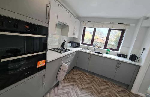 Spacious 4 Bedroom House in Corby Sleeps 9 Parking - Foto 6
