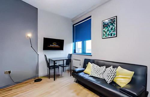 1 Bedroom Apartment in Wigan Town Centre With Free Parking, by Short Term Digs Short Lets & Serviced Accommodation - Foto 1