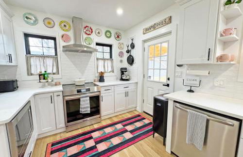 Renovated home seconds from town - Foto 45