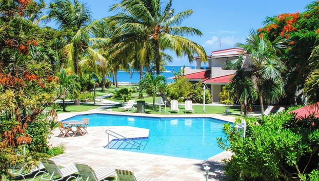 Romantic Antigua Getaway – Oceanfront Condo with Resort Amenities - Foto 4, Piscina exterior
