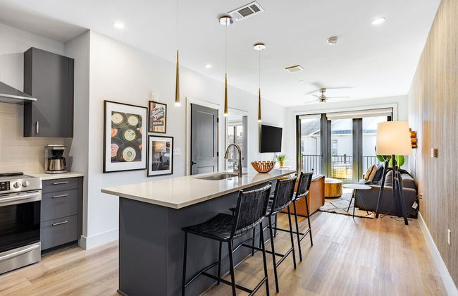 Prime Walkable Midtown Location Pool Gym Outlaw s Den by Avantstay - Foto 4