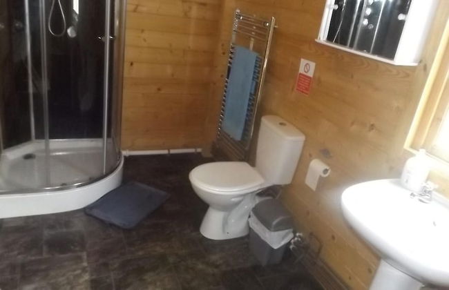 Spacious 3 Bedroom Cabin at Avonvale Holiday Lodge - Foto 6