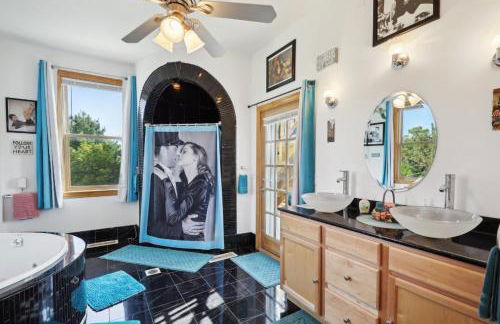 The Starlight Tower Hot Tub Suite with 8-Jet Massage Shower and Amazing Views - Foto 11