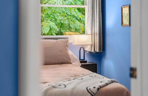 Fun & Funky Asheville Home with Pool Table, Darts - Foto 24