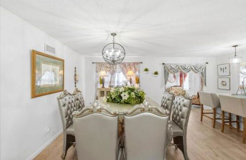 Spacious Backyard • Alfresco Dining • Pet Friendly - Foto 10