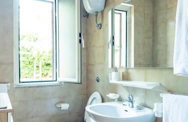 Casa Olivia - Casa indipendente nel centro di Cannigione a 3 minuti a piedi dal lungomare, 5 minuti a piedi dalla spiaggia più vicina e vicinissima alle spiagge più belle della Costa Smeralda - Foto 9