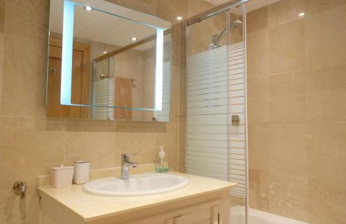 luxury modern apartment with terrace, pool and garage! - Photo 14