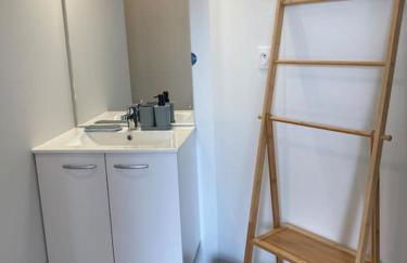 F2 neuf cosy et élégant avec terrasse, parking, WIFI - Foto 13