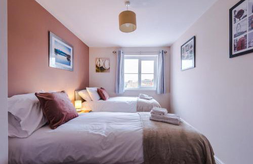 Relaxing 3 Bedroom Chester Home with garden - Photo 45