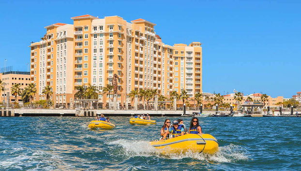Percorrendo o litoral de San Juan de lancha