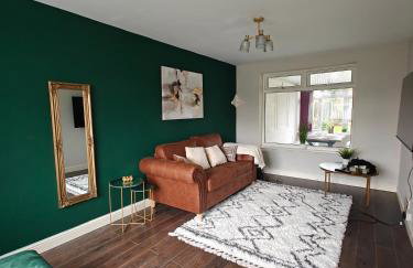 Spacious Solihull Home 5 Beds 2 Sofa beds - Max 10 - NEC BHX Spacious 4 Bedroom Home - NR JLR, Birmingham Airport, HS2 Sites, Resorts World, A45, M42 Mell Square - Regular Work Stays Available - By Samina, ARZ Stays - Photo 13