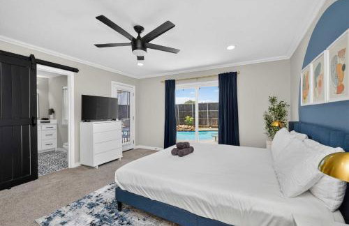 Perfect Getaway Home w Pool Jacuzzi Cinema Room - Photo 14