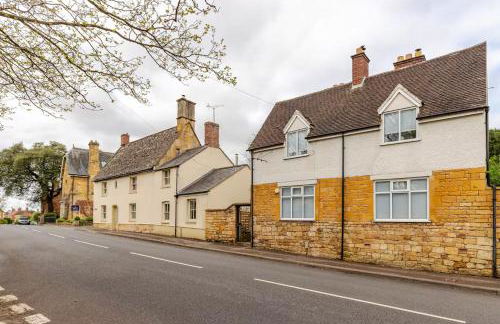 The Old Bank Beautiful Cotswold House with Huge Garden - Photo 40