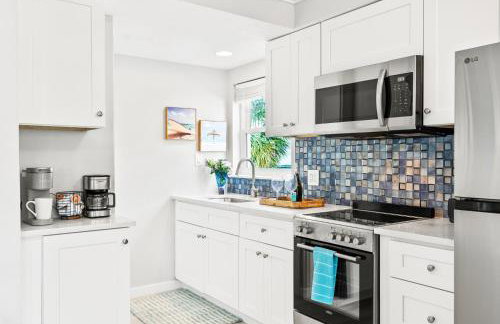 100 Steps to beach access - 5 minute walk to the Village - Private Porch - Foto 9