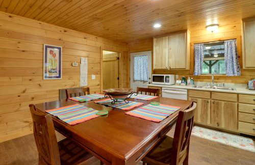 Serene and Secluded Alabama Cabin with Covered Deck! - Foto 8