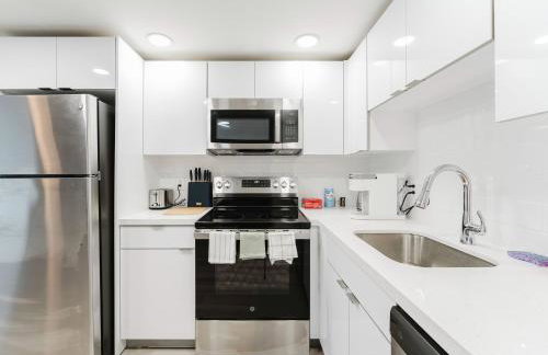 Waterfront Retreat Views, Pool, Hot Tub, Gym Walk to Beach & Boca Resort! - Photo 9