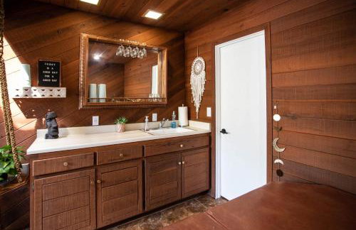 Luxe Boutique-Style Home w/Indoor Hot Tub - Foto 34