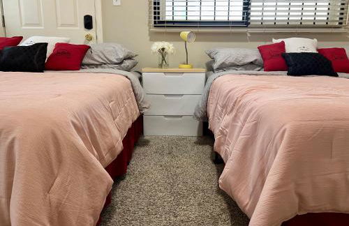 Designer Themed 4 Bedroom in Best Location with Patio and Fireplace - Foto 17