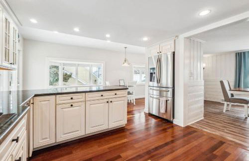 Seaside Serenity Steps to Beach Deck & Porch - Foto 23