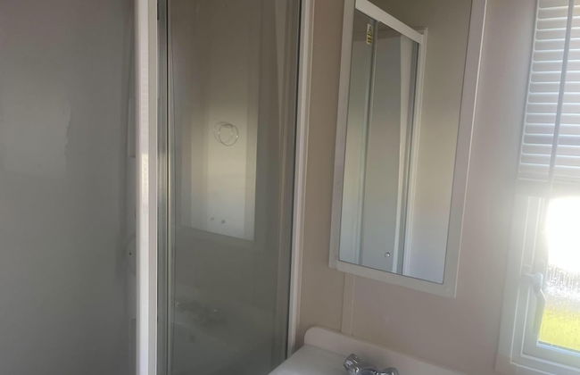 2 Bedroom Pet Free Caravan and Decking Free Wifi - Photo 8