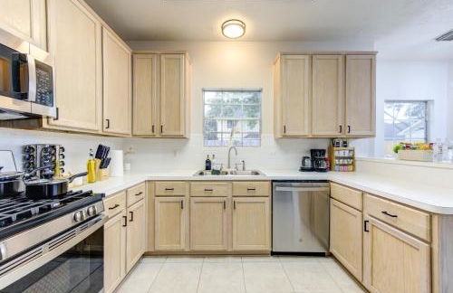 Amazing Getaway Home - 4 Bedrooms 2,5 Baths - West Houston, Katy, Richmond - Huge Pool, Mini-Golf, PingPong, Billards, BBQ, Katy Asian Town, Typhoon Waterpark, King Bed - Foto 13