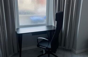 Amazing 3 bedroom, 2 bathroom, ground floor flat with garden, near train Station and bus stop - Foto 2