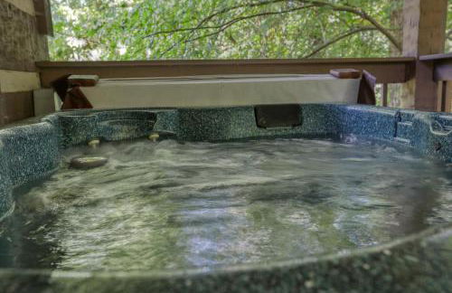 Sweet - 2 Bedrooms, 2 Baths, Sleeps 6 Cabin by RedAwning - Foto 13