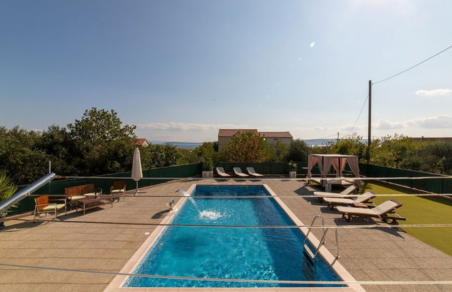 Spacious Holiday Home With Pool and Hot Tub in Kastel Stari - Foto 17