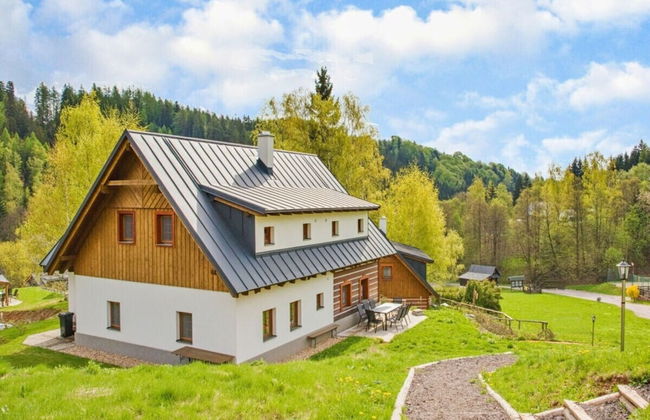 Inviting Villa With Warm Ambience - Photo 25