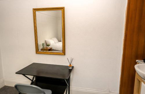 Apt - Sleeps 10 - Parking - Ideal for Contractors - Photo 18