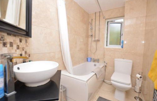 2 Bedroom Ap Close to Woking town with Free Parking - Photo 10