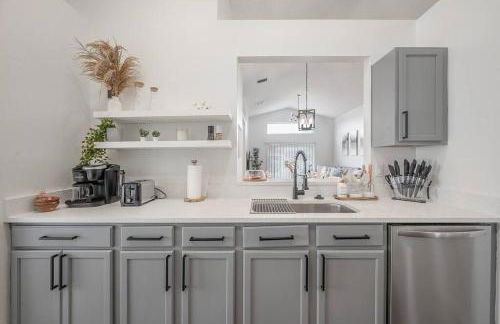 Newly Renovated 4BR 2B Riverview Oasis with King - Foto 6