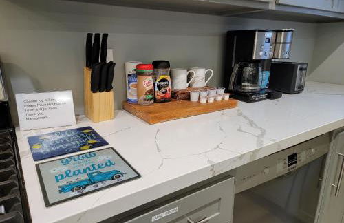 Spacious 3 bedroom unit with backyard and parking just 10 minutes from Rodeo Dr and attractions! - Photo 16