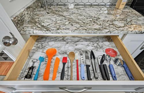 New Lakefront Getaway Private Hot Tub Min to DMC - Foto 23