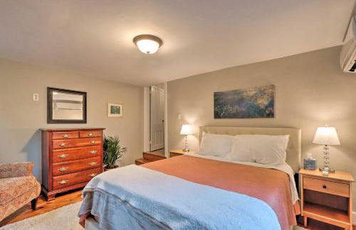 Charming Abode with Patio - Walk to Town and River! - Foto 14