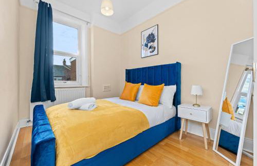 3 Bedrooms Elegant Homely House, Sleeps 6 Comfortably with 4 Double Beds, Newcastle, Free Street Parking, Business Travellers, Contractors, & Holiday Goers, Near all Major Transport Links in Newcastle & City Centre - Foto 11