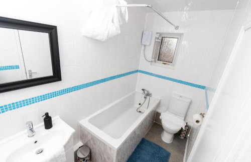 Greenbourne - 4 bedrooms Sleeps 8 free parking - Foto 15