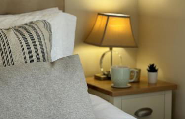 'BRAMLEY FALL COTTAGE' NEW AVAILABILITY - Attached Cottage,3 Bedrooms-1 on ground level, SLEEPS 6-2 Bathrooms, Wittering and Chichester easy drive, Child friendly,Small Breed Dog Friendly 2 max, Parking-EV Point - Foto 12