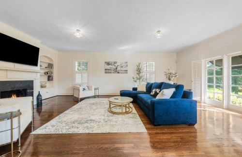 Group Getaway in a Grand Historic Home 15 minutes to Fort Benning Sleeps 10 - Foto 2