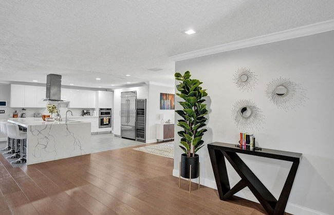 Luxe 4BR Waterfront w Htd Pool 5min to Beach - Foto 11