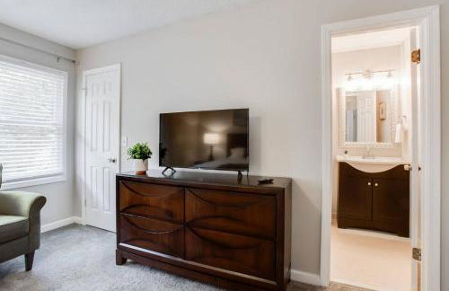 Modern + Cozy Townhome - minutes to Avalon w/king - Foto 43