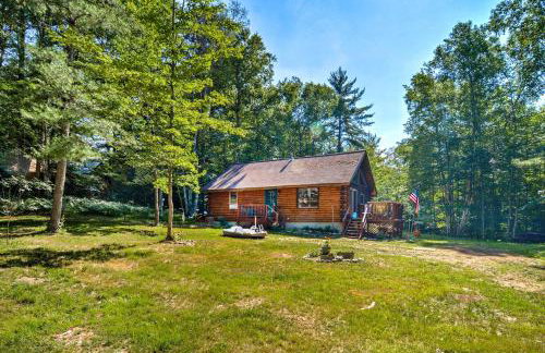 Cozy Manistique Cabin with Deck, Grill and Fire Pit! - Foto 24
