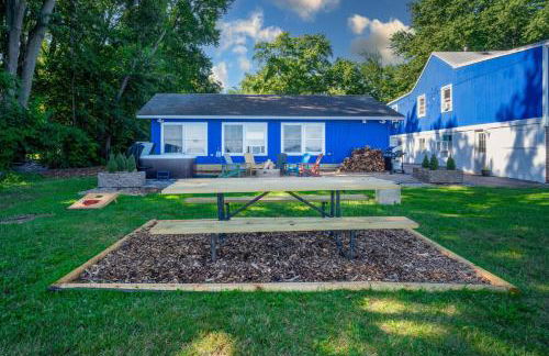 The Jackson Cottage on Grass Lake Waterfront 2 1 Nautical Cottage with Hot Tub Firepit & Year-Round Fun - Foto 10