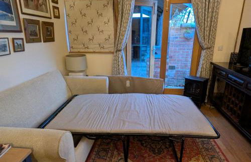 Rushmoor Retreat, Cosy with Outdoor Pizza Oven - Photo 6