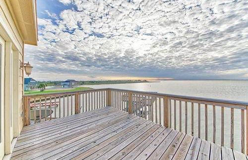 Jaw-dropping bayfront home with panoramic water views, boat slip, and cowboy pool - Foto 8